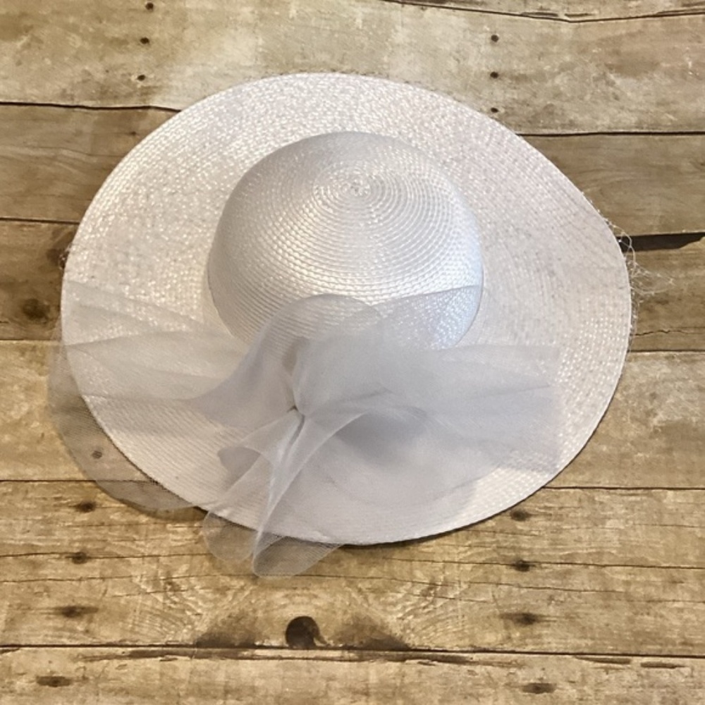 Ellie Chic white hat with a sheer bow